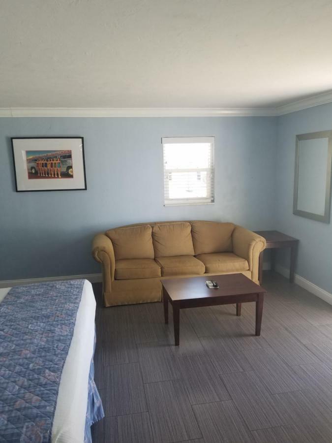 Carousel Beach Inn Fort Myers Beach Exterior photo